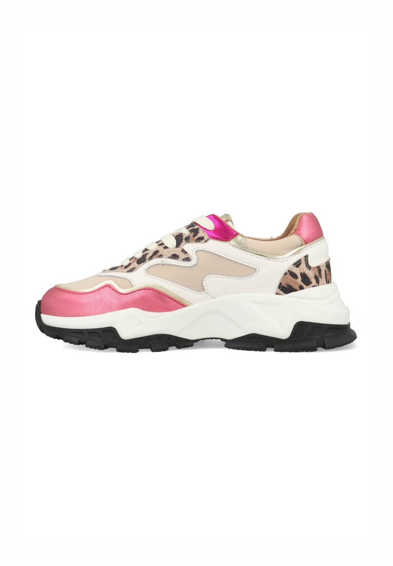 Sneakers met een mix van materialen, met een beige, roze en panterprint ontwerp. Zwarte rubberen zool met een gestructureerd detail en een witte tussenzool.