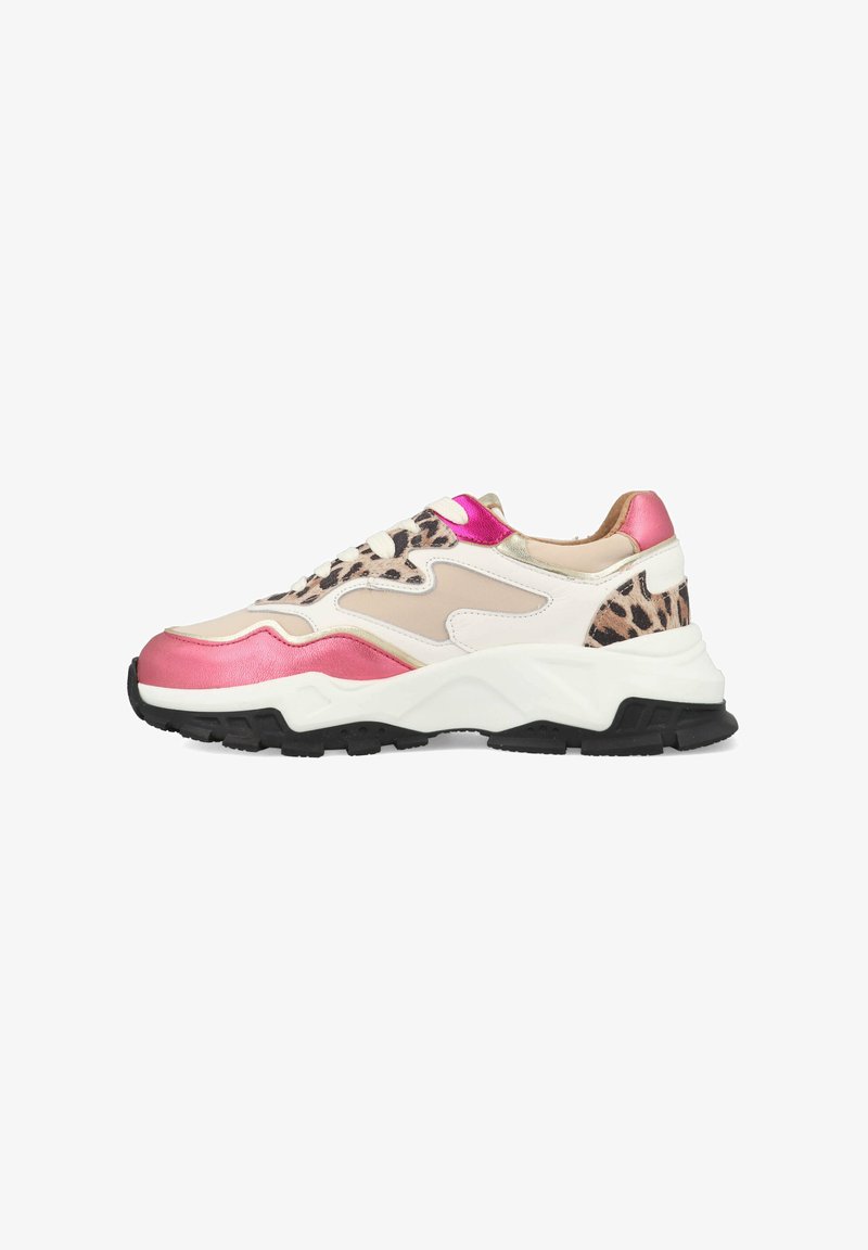 Sneakers met een mix van materialen, met een beige, roze en panterprint ontwerp. Zwarte rubberen zool met een gestructureerd detail en een witte tussenzool.