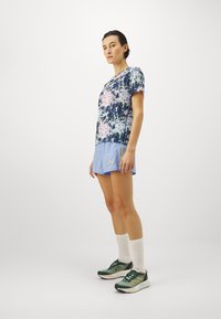 adidas Performance TEE - Sportfelső - aurora ink/sandy pink