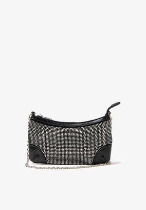 Borsa da sera nera con una tracolla in catena argentata, decorata con strass sulla parte anteriore, con un fondo in pelle liscia e chiusura a zip.
