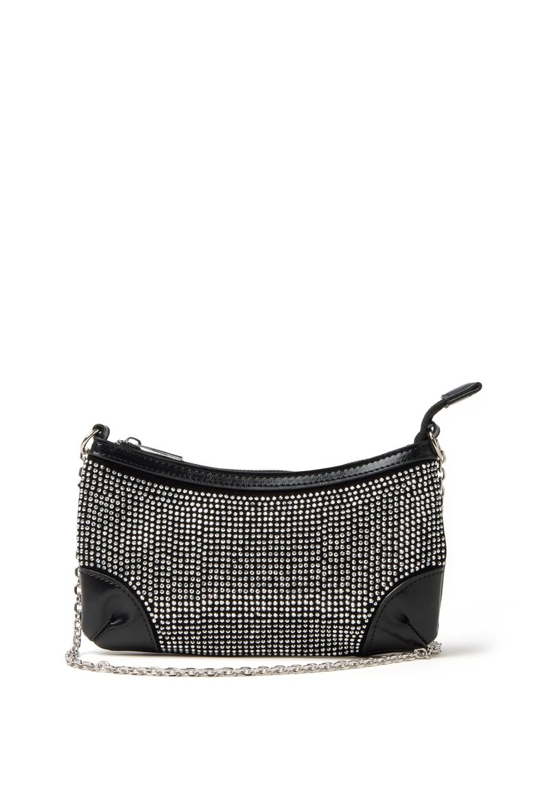 Borsa da sera nera con una tracolla in catena argentata, decorata con strass sulla parte anteriore, con un fondo in pelle liscia e chiusura a zip.