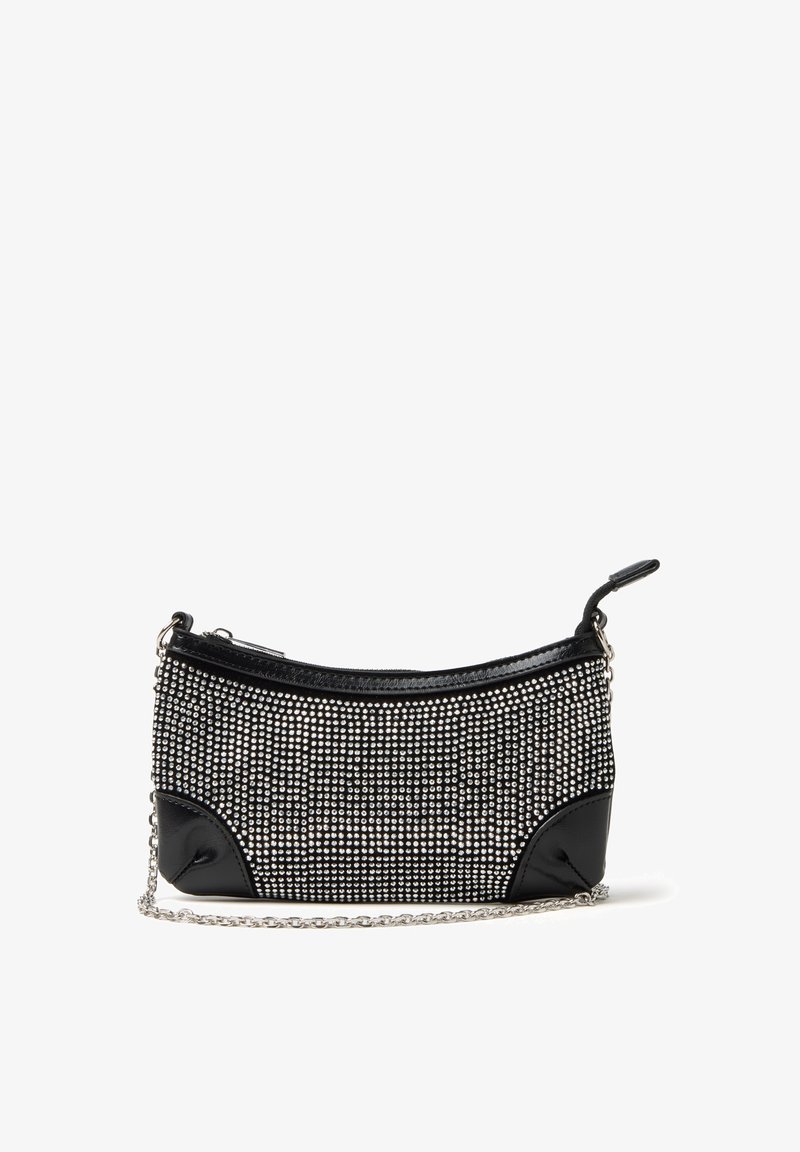 Borsa da sera nera con una tracolla in catena argentata, decorata con strass sulla parte anteriore, con un fondo in pelle liscia e chiusura a zip.