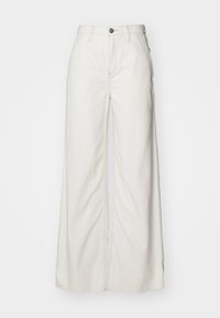 Pantalons larges blancs en denim avec taille haute, présentant une fermeture à bouton à l'avant et une coupe droite sans motifs.