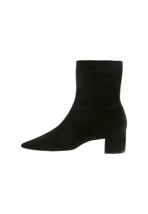 Stivaletti neri in suede con punta affilata e tacco quadrato. Texture liscia, design minimalista e silhouette snella.