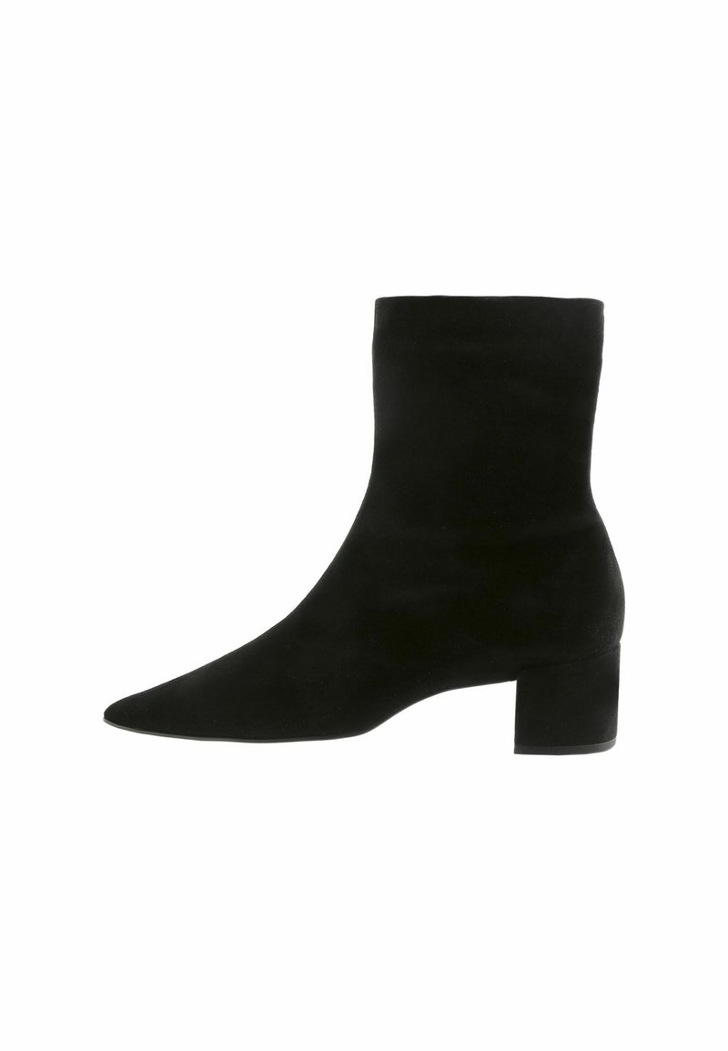 Stivaletti neri in suede con punta affilata e tacco quadrato. Texture liscia, design minimalista e silhouette snella.