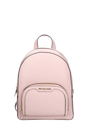 Hellrosa Michael Kors Rucksack mit vorderer Reißverschlusstasche, oberem Griff und abgerundeter Form vor weißem Hintergrund.