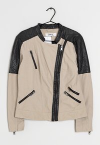 Beige jacka med svarta kviltade läderskuldror, asymmetrisk dragkedja och fyr zip-fickor. Slät tyg med en strukturerad silhuett.