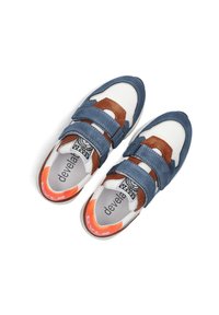 Blaue und braune Turnschuhe mit Klettverschlüssen, aus Mesh- und Wildledermaterialien, weißen Sohlen und orangen Akzenten um die Ferse.