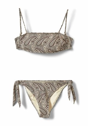 Komplet bikini z brązowo-beżowym wzorem paisley, składający się z góry bandeau z cienkimi ramiączkami i dołu z wiązaniem po bokach.
