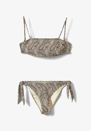 Set de bikini cu model paisley maro și bej, cu sutien bandeau cu bretele subțiri și slipuri cu legături laterale.