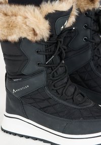 Svarta vinterstövlar med fuskpälskant, quiltat mönster och grå detaljer. Har snörningsdesign och hållbar gummisula med grepp.