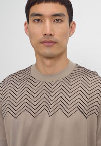 Emporio Armani - T-shirt z nadrukiem