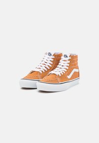 Zapatillas altas de ante naranja, con cordones blancos, una franja lateral blanca y acentos de suela negra con un acabado texturizado.