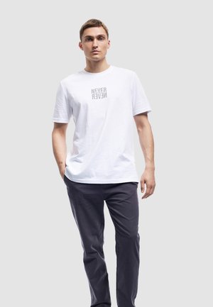 - T-shirt z nadrukiem