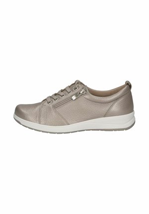 Sneaker in pelle grigia chiara con finitura testurizzata, dotato di lacci, dettaglio con zip laterale e suola in gomma bianca per una buona aderenza.