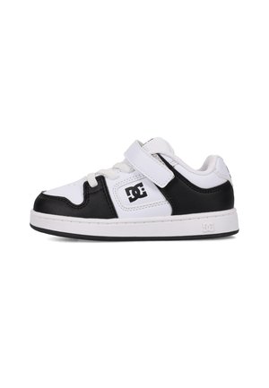 Zwart-witte sneaker met een bovenwerk van synthetisch leer, een vetersluiting en klittenbandsluiting, een gevoerde kraag en een logo aan de zijkant. Rubberen zool.