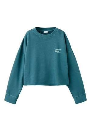 Türkisfarbener, kurzer Sweatshirt mit langen Ärmeln und gerippten Bündchen, mit kleinem weißen Schriftzug "UNKNOWN SIGNAL" auf der linken Brust.