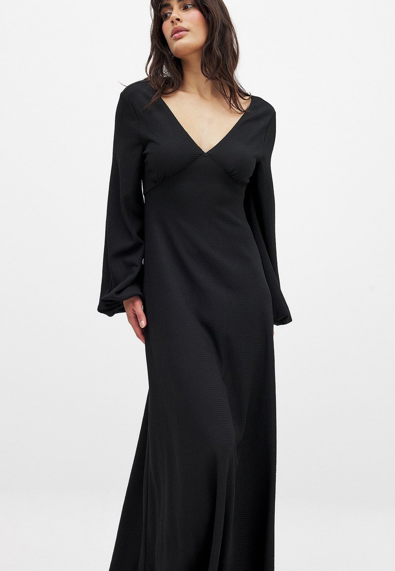 NA-KD BALLOON SLEEVE OPEN BACK - Maxi dress - black - Zalando