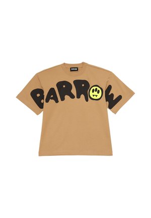 T-shirt a maniche corte color terra con grande scritta nera "BARROW" sul davanti e un cerchio giallo con un volto dentro il secondo "O".