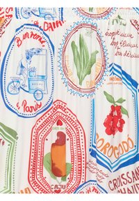 Impression textile colorée avec des illustrations encadrées de plantes, de fruits, d'une charrette à vélo et des mots manuscrits en rouge, bleu, vert et orange.