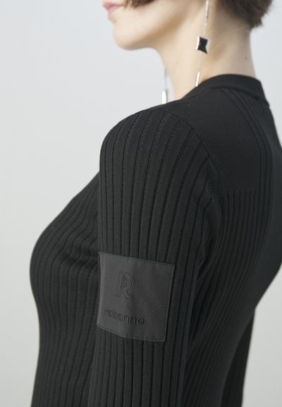 Zwart geribbeld longsleeve shirt met een textuurstof, een getailleerd ontwerp en een zichtbaar logo-op-patch op de linker mouw.