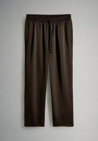 Brune, letvægtsbukser med elastisk talje og justerbar snøre; indeholder sidelommer og har en glat tekstur.