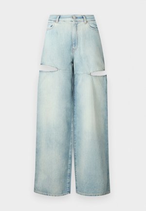 Jeansi din denim albastru deschis, cu picioare largi și secțiuni decupate, talie înaltă și decolorare subtilă. Prezentă buzunare tradiționale și detalii de cusătură.