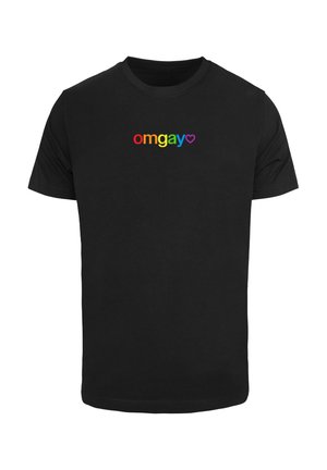 Schwarzes Baumwoll-T-Shirt mit kurzen Ärmeln, das auf der Vorderseite einen mehrfarbigen Text "omgay" und ein lila Herz-Design in der Mitte zeigt.