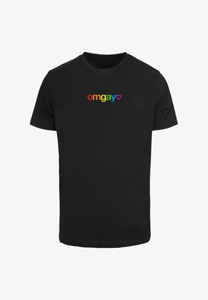 Sort bomulds t-shirt med korte ærmer, prydet med flerfarvet tekst "omgay" og et lilla hjertegrafik centreret på forsiden.