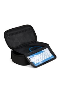 Schwarze Stofftasche mit geometrischem Innenmuster, Reißverschlussöffnung und transparentem Fach für Dokumente oder Karten. Kompakte zylindrische Form.