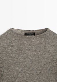 Grijze katoenen trui met een ronde hals, voorzien van een gestructureerd breipatroon. Label met "Massimo Dutti" op zwarte stof. Eenvoudig en klassiek ontwerp.