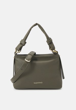Bolso de cuero verde oliva con acabado texturizado; cuenta con una asa corta y una correa de hombro ajustable, decorados con herrajes dorados.