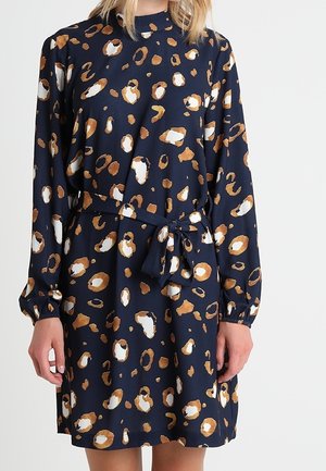 Marineblaues Langarmkleid mit braunem und weißem abstraktem Leopardenmuster, ausgestattet mit hohem Kragen und gebundenem Taillengürtel.