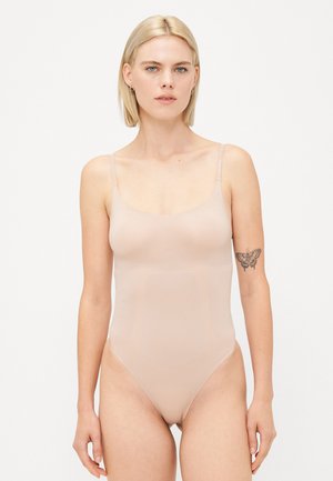 Naakt bodysuit met verstelbare bandjes, een gladde textuur en een korte snit. Heeft een scoop decolleté en een naadloos ontwerp voor minimale zichtbaarheid.
