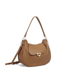 Borsa a tracolla in pelle marrone con una texture a granuli, forma curvata, hardware color oro e chiusura a patta superiore. Include una tracolla rimovibile.