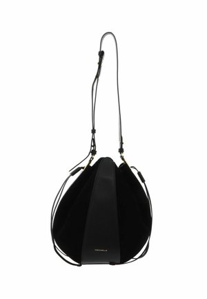Sac à main en cuir noir style seau avec bandoulière réglable et accessoires dorés, avec le nom de la marque Coccinelle à l'avant.