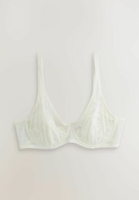 Bielizeň s bielou čipkovou podprsenkou s kostícou a nastaviteľnými ramienkami, zobrazená rozložená na svetlom pozadí.