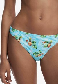 Modrý spodný diel bikín so vzorom ananásov a listov. Vyrobený z hladkej tkaniny s nízkym strihom a kontrastnými švami.