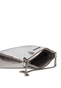 Metallic zilverkleurige clutch met een gestructureerd, door reptielen geïnspireerd patroon. Voorzien van een ritssluiting en een afneembare kettingband.