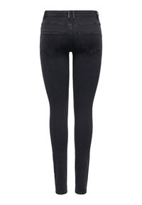 Jeans skinny negros de denim, con una cintura alta, dos bolsillos traseros y una textura suave. Sin logotipos ni adornos visibles.