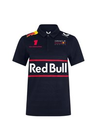 Granatowa koszulka polo z kołnierzykiem, z dużym białym logo "Red Bull", czerwonymi akcentami oraz logo sponsorów na rękawach. Lekki materiał.