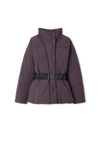 Chaqueta de plumas en púrpura oscuro con un alto cuello, botones de presión en el frente y un cinturón elástico negro alrededor de la cintura. Textura suave y diseño acolchado.