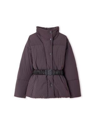 Kurtka puchowa w ciemnofioletowym kolorze z wysokim kołnierzem, z przodu z zatrzaskami oraz czarnym elastycznym paskiem w talii. Gładka tekstura i pikowany design.