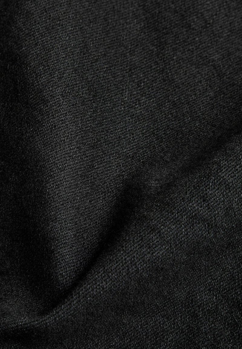 Schwarzer Stoff mit einer glatten, leicht strukturierten Oberfläche; dicht gewebt mit dezentem Glanz; fällt weich und hat eine einheitliche Farbe.