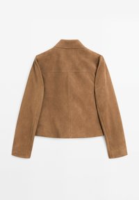 Giacca in pelle scamosciata marrone con colletto, maniche lunghe e lunghezza corta. Presenta una superficie liscia e cuciture semplici. Nessun hardware o decorazione visibile.