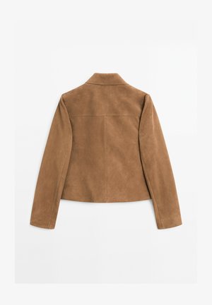 Veste en daim marron avec des manches longues et un col court, présentée de dos sur fond blanc.