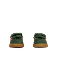 Scarpe in suede verde con accenti arancioni, punta rotonda, due cinturini in velcro e suola in gomma beige. Nessun motivo o decorazione visibile.