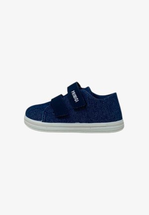 Sneakers blu in denim con suole in gomma bianca e doppie chiusure in velcro con il marchio "Primigi". Design low-top con tomaia testurizzata.