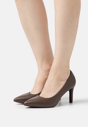 Chaussures à talons hauts en cuir marron avec un bout pointu et une texture lisse, dotées d'un talon aiguille de hauteur intermédiaire et de côtés incurvés.