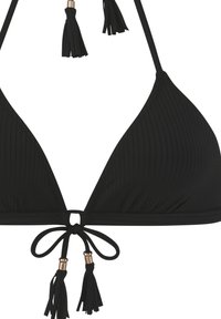 Musta ribbed bikini-top, jossa on kolmion muotoinen leikkaus, säätötikkaat kultaisilla yksityiskohdilla ja tupsuyksityiskohtia hihoissa.